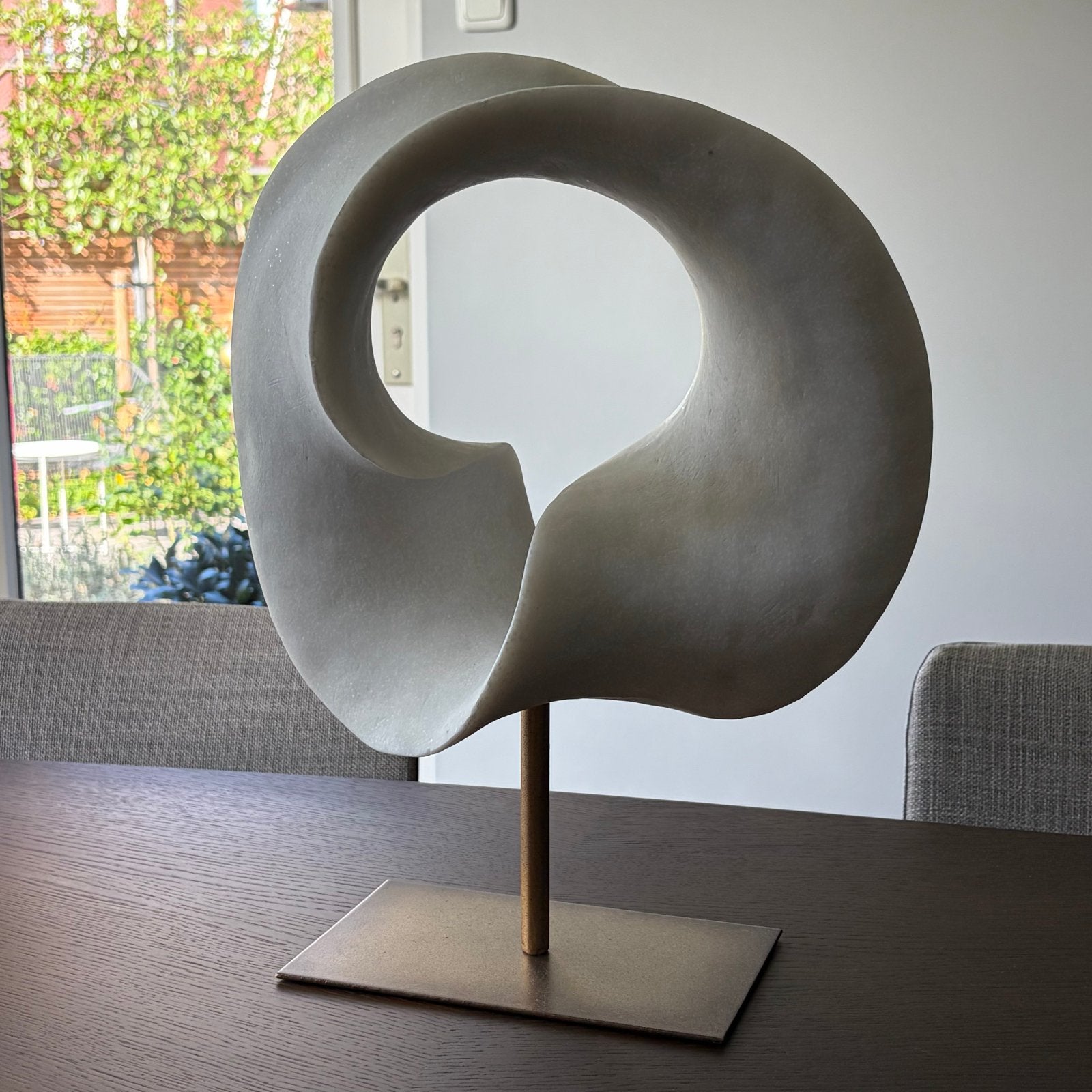 Abstracte sculptuur van steen op metalen sokkel van YaYa, Ophalen, 20 - 50 cm, Beeld, Abstract