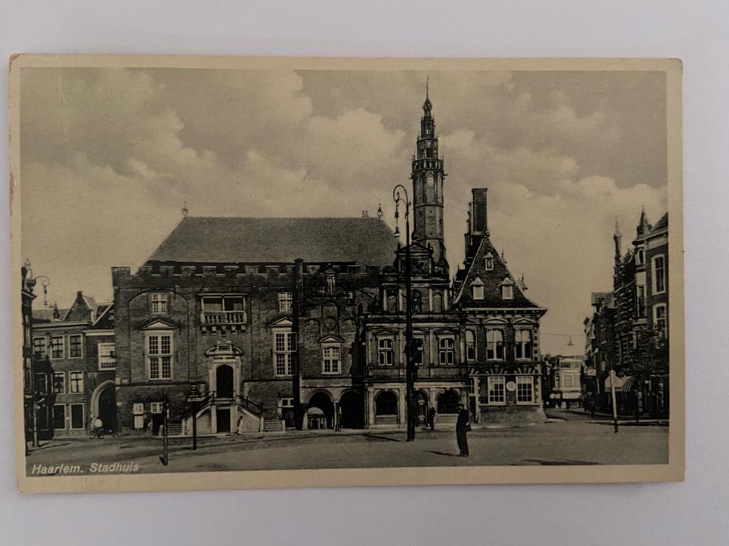 Ansichtkaart Haarlem Stadhuis, Ophalen of Verzenden, 1920 tot 1940, Gelopen, Noord-Holland