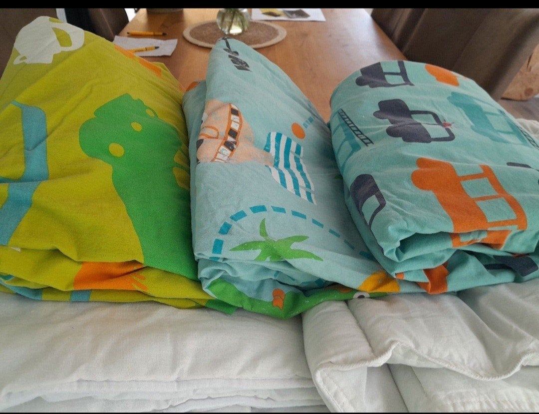 2 peuterdekbedden en 3 dekbedhoezen, Ophalen of Verzenden