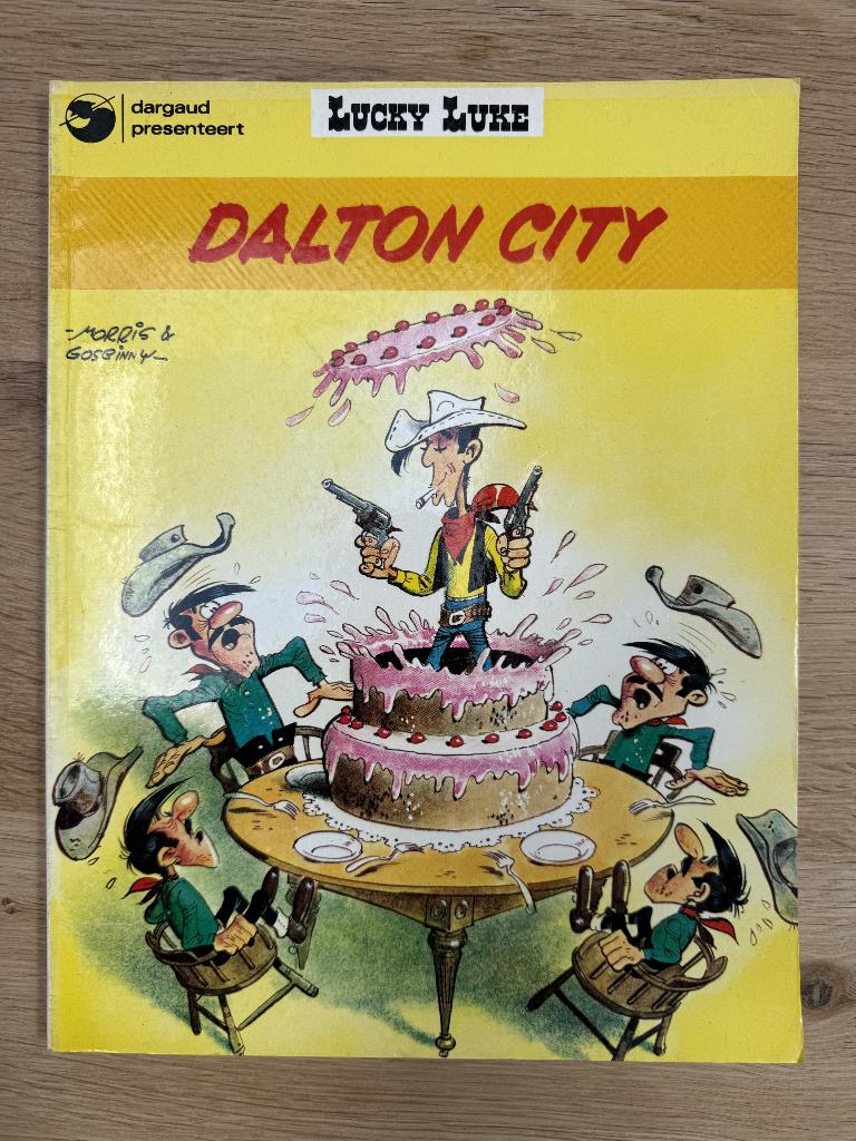 Lucky Luke strip – Dalton City 4€, Boeken, Morris en Goscinny, Eén stripboek, Ophalen, Gelezen