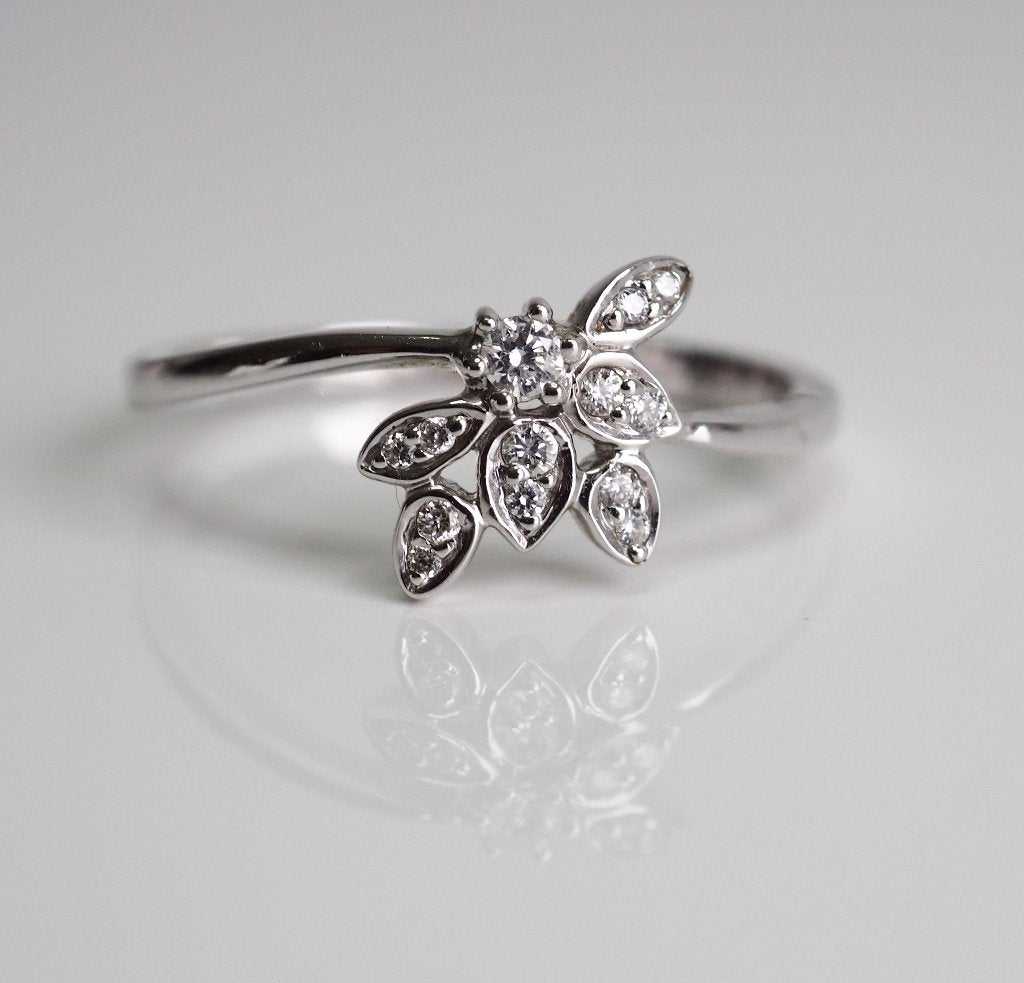 Witgouden ring met bloemvorm met diamant, Sieraden, Tassen en Uiterlijk, Ringen, Zo goed als nieuw, Dame, 17 tot 18, Goud, Goud