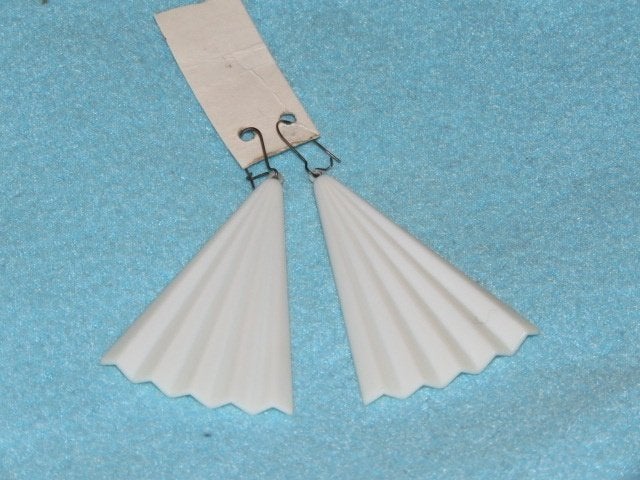 Vintage lange waaiervormige oorbellen wit plastic NIEUW, Overige materialen, Hangers, Wit, Nieuw