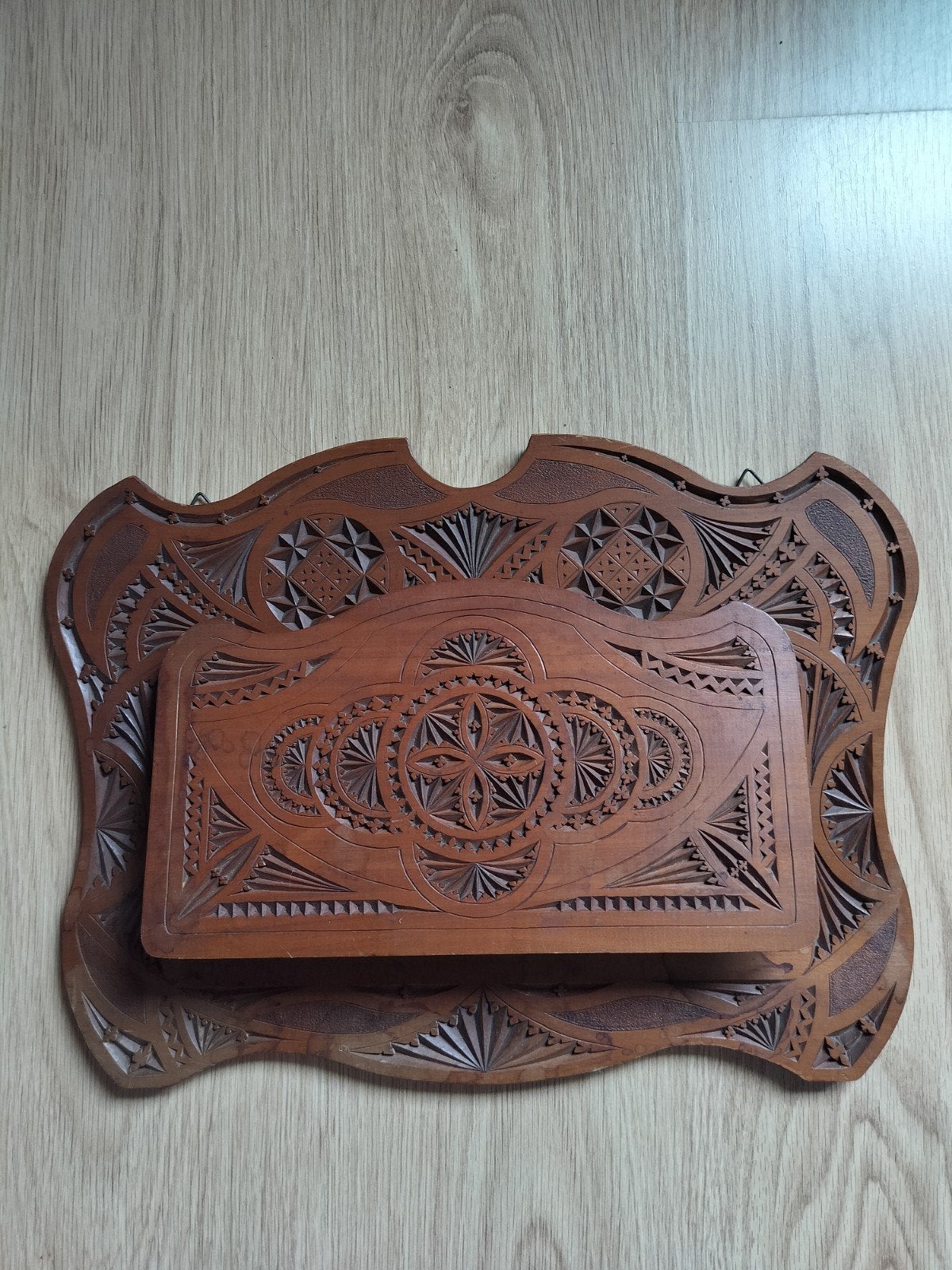 houtsnijwerk wandhanger tijdschrift krant, Antiek en Kunst, Ophalen of Verzenden