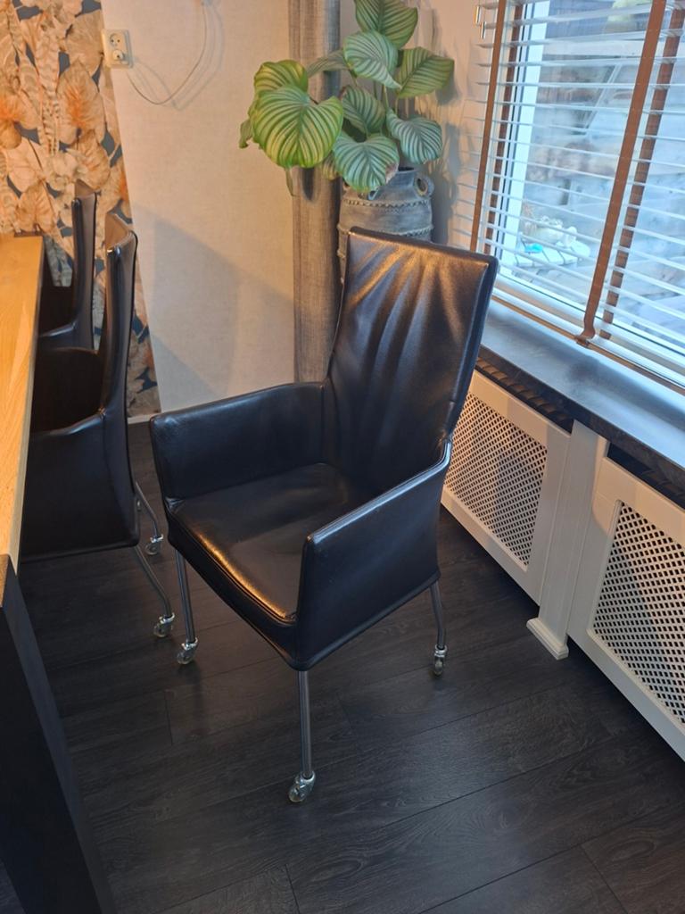 TE KOOP 6 leren eetkamerstoelen zwart op wielen, Ophalen, Strak modern, Gebruikt, Minder dan 75 cm