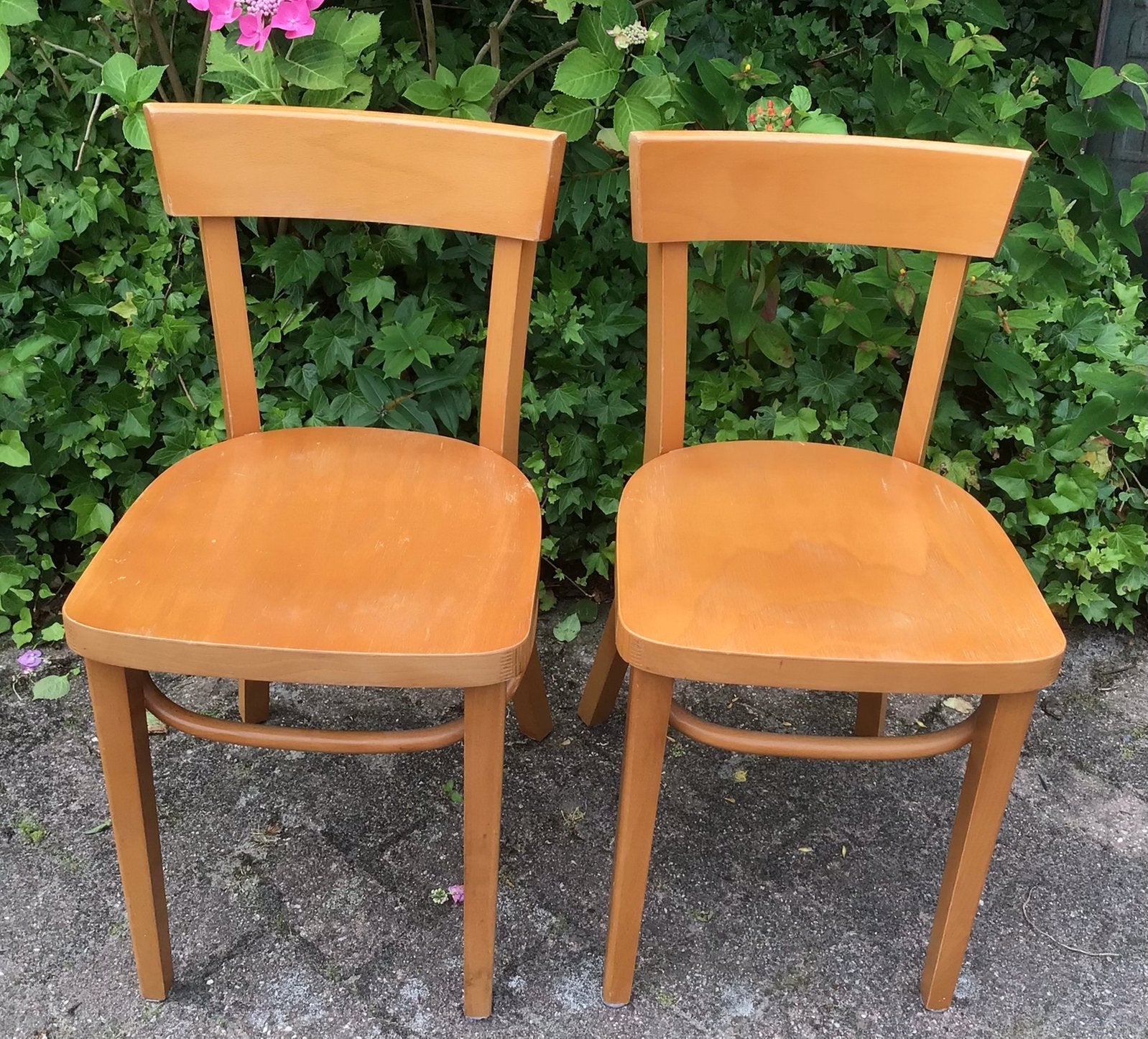 Twee houten eetkamerstoelen, Ophalen