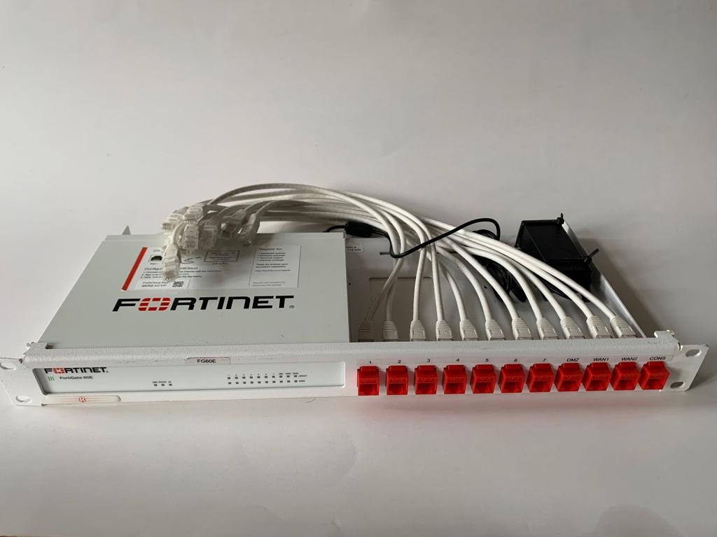 Fortigate FG-60E met rackmount en voeding, Computers en Software, Ophalen of Verzenden, Gebruikt