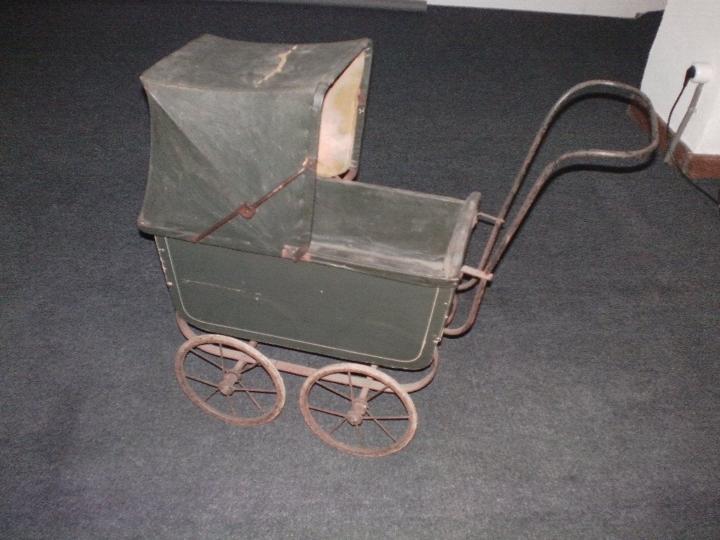Antieke poppenwagen begin vorige eeuw, Ophalen