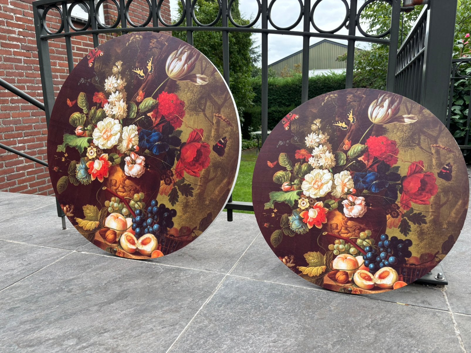 Twee ronde schilderijen met bloemen, Huis en Inrichting, Ophalen, Zo goed als nieuw, Minder dan 50 cm, Schilderij
