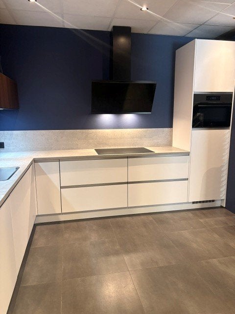 Showroomkeuken - strak design -mat wit & noten, Ophalen, Wit, Hoekkeuken, Nieuw