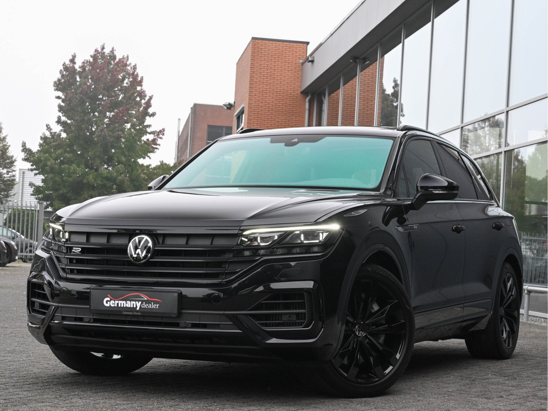 Volkswagen Touareg 3.0 TSi eHybrid 4MOTION R Pano Lucht Lede, Automaat, Dealer onderhouden, Gebruikt, Zwart
