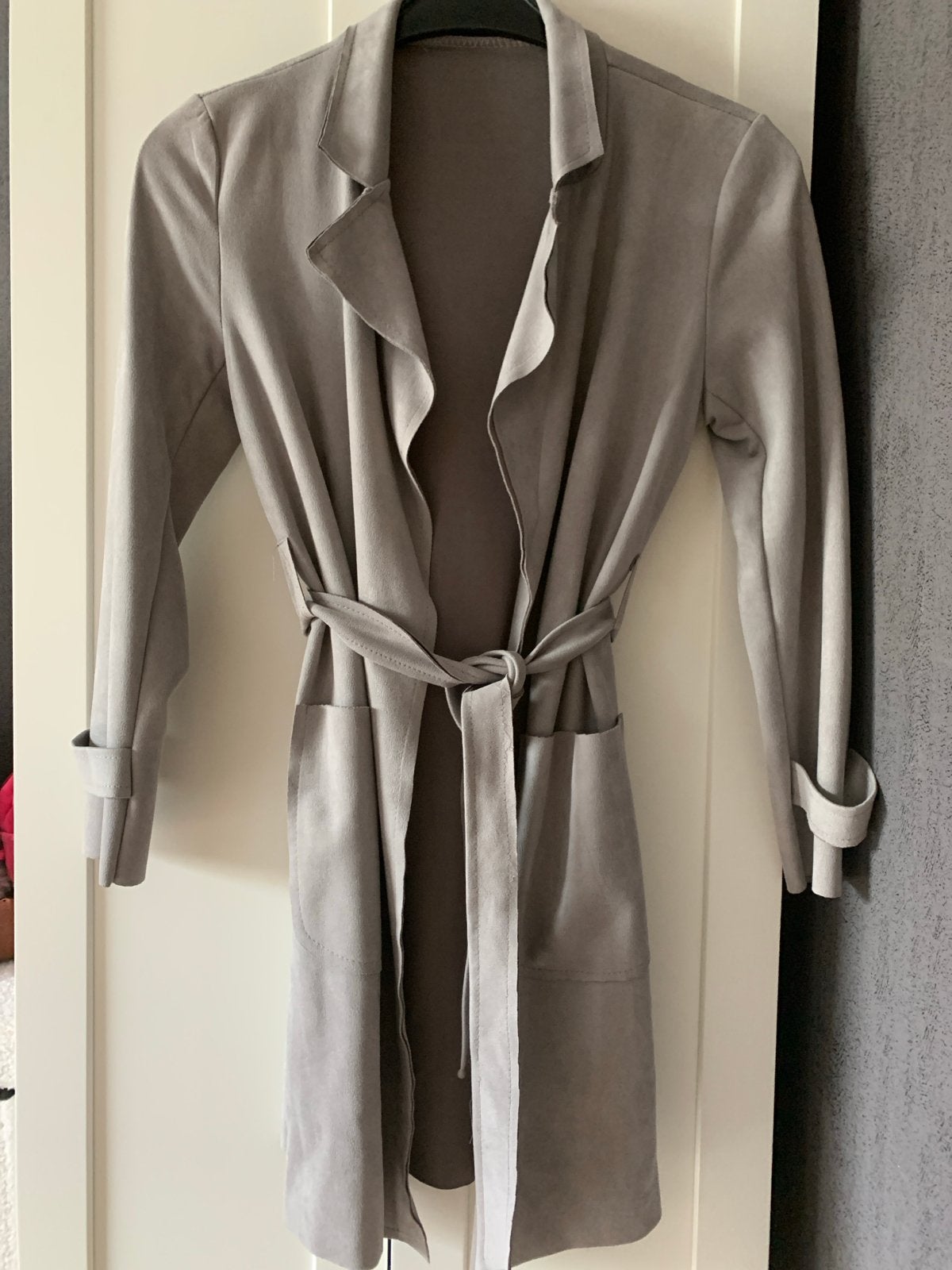 Grijze suède look trenchcoat met ceintuur, Ophalen of Verzenden, Zo goed als nieuw, Maat 36 (S), Grijs