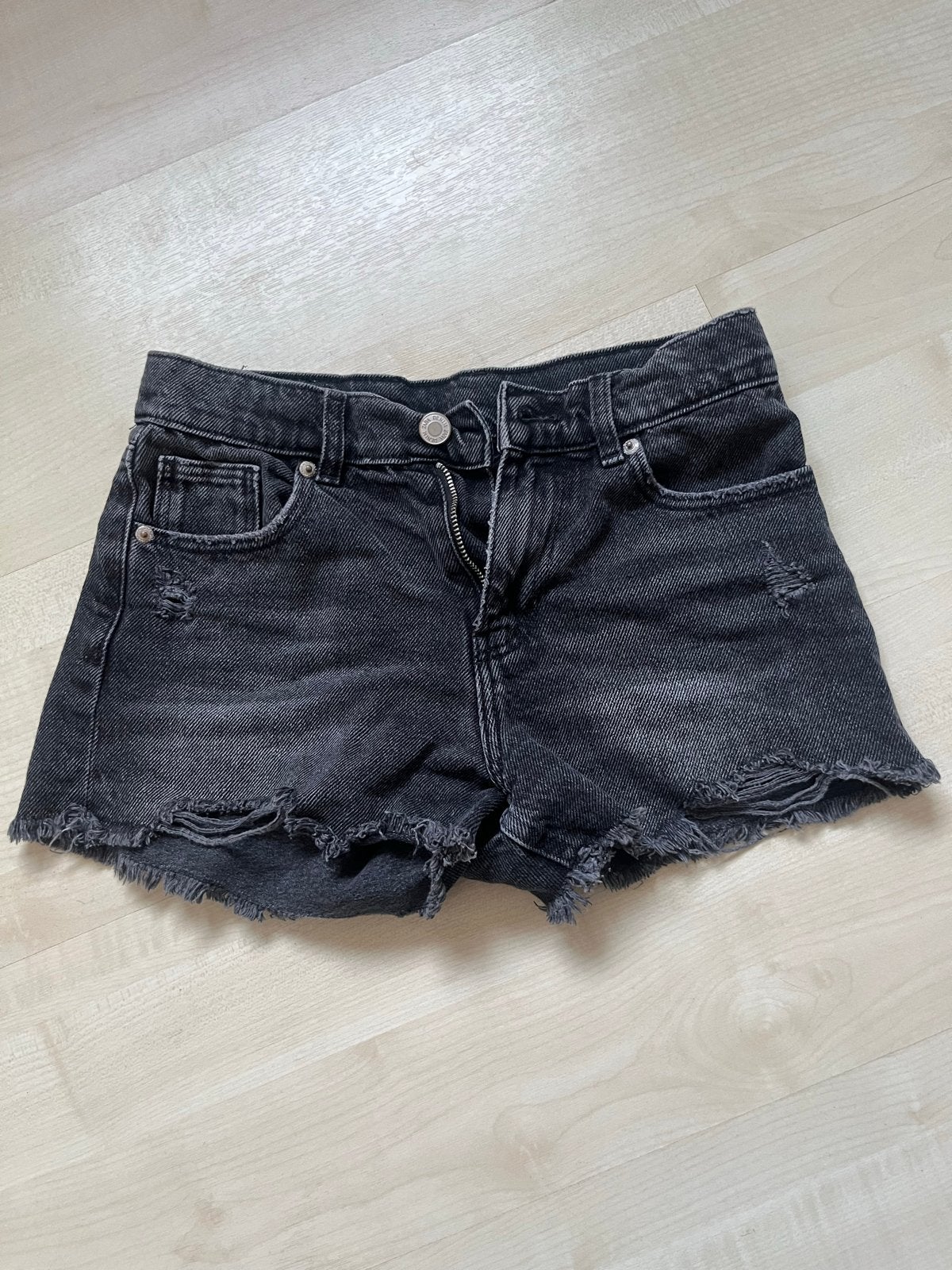 Zwarte en lichtblauwe denim shorts met rafels maat 140 zara, Ophalen of Verzenden, Meisje, Broek