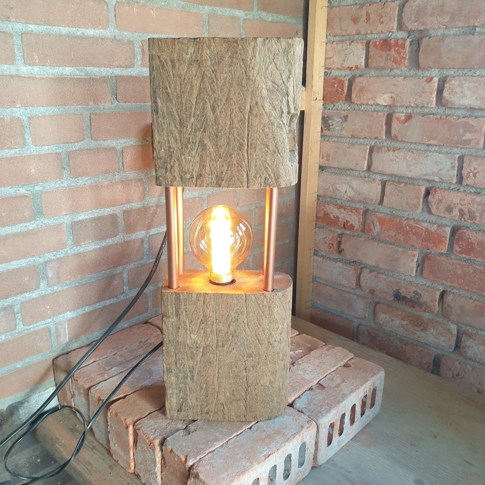 Unieke handgemaakte tafellamp van oud hout en koper, Ophalen, Gebruikt, Overige merken, E27 (groot)