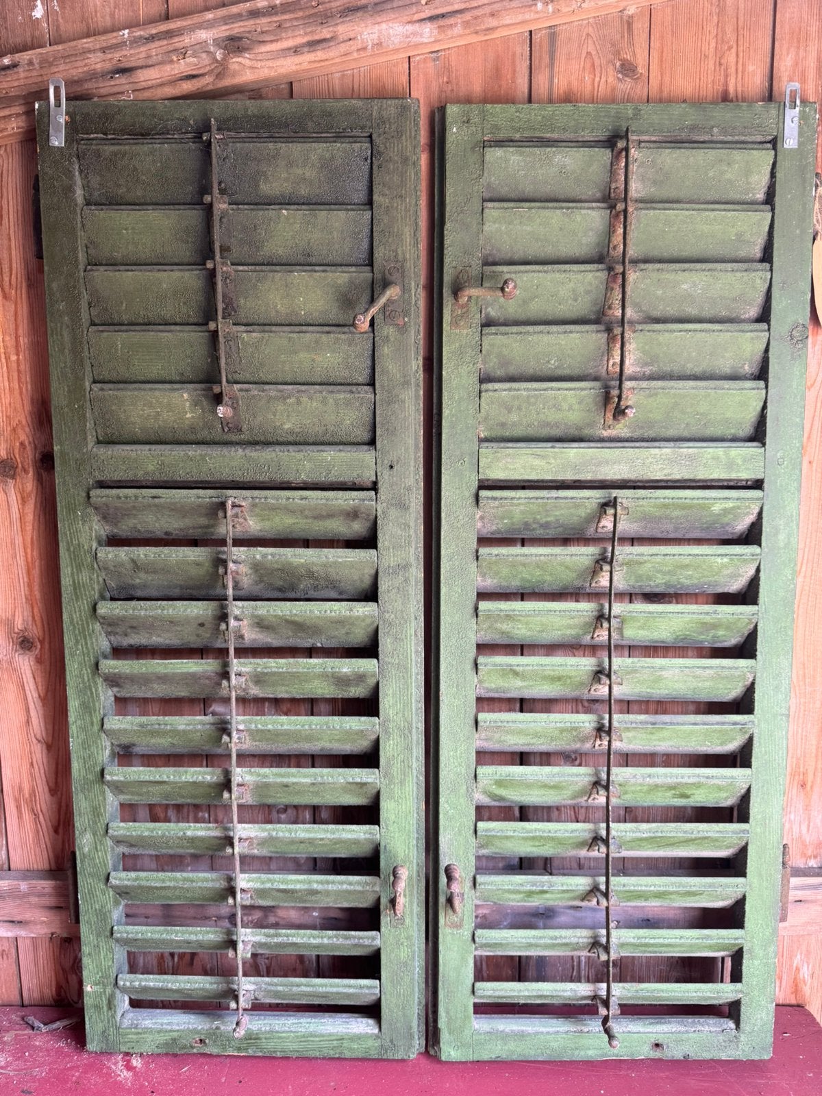 Groene houten louvre luiken, Ophalen