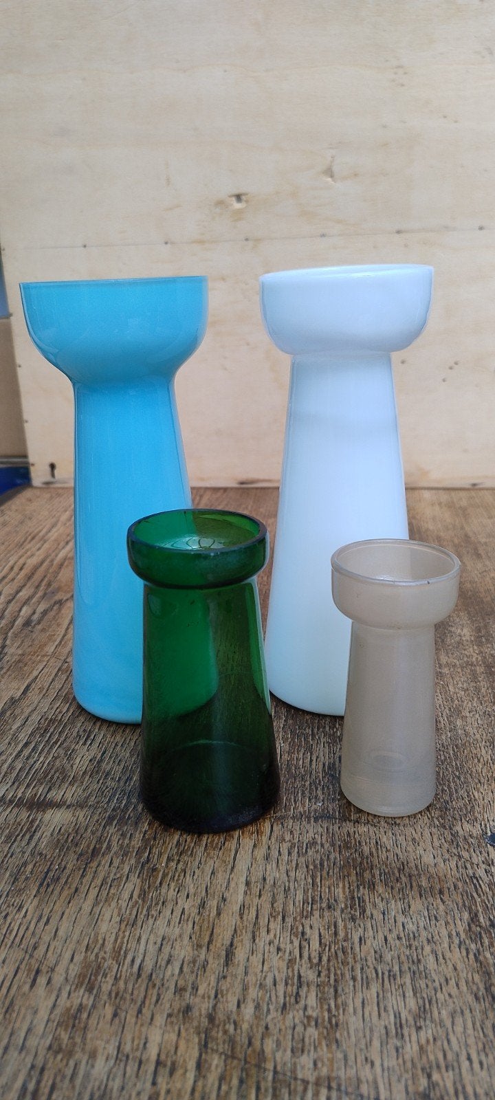 Set van 4 glazen bloembollen vaasjes: blauw, wit, groen, bei, Antiek en Kunst, Ophalen of Verzenden