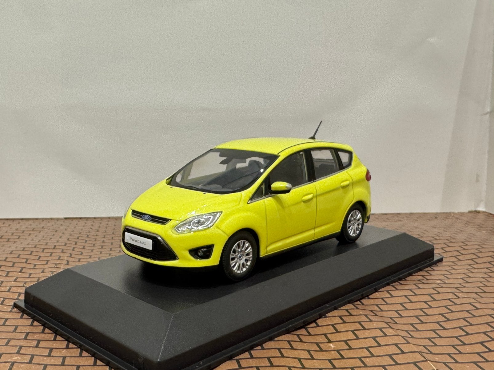 Ford C-Max Compact Titanium 2013 Yellow Minichamps 1:43, Ophalen of Verzenden, Zo goed als nieuw, Auto, MiniChamps