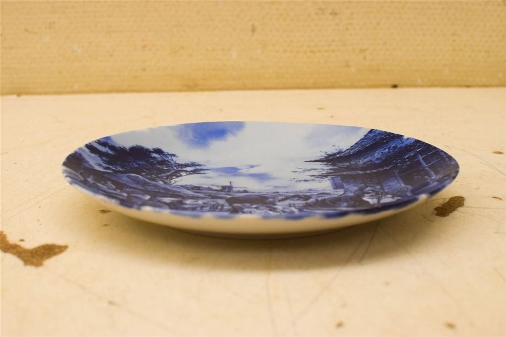 Delft Blauw porseleinen wandbord met prent van een man die s, Ophalen of Verzenden, Gebruikt