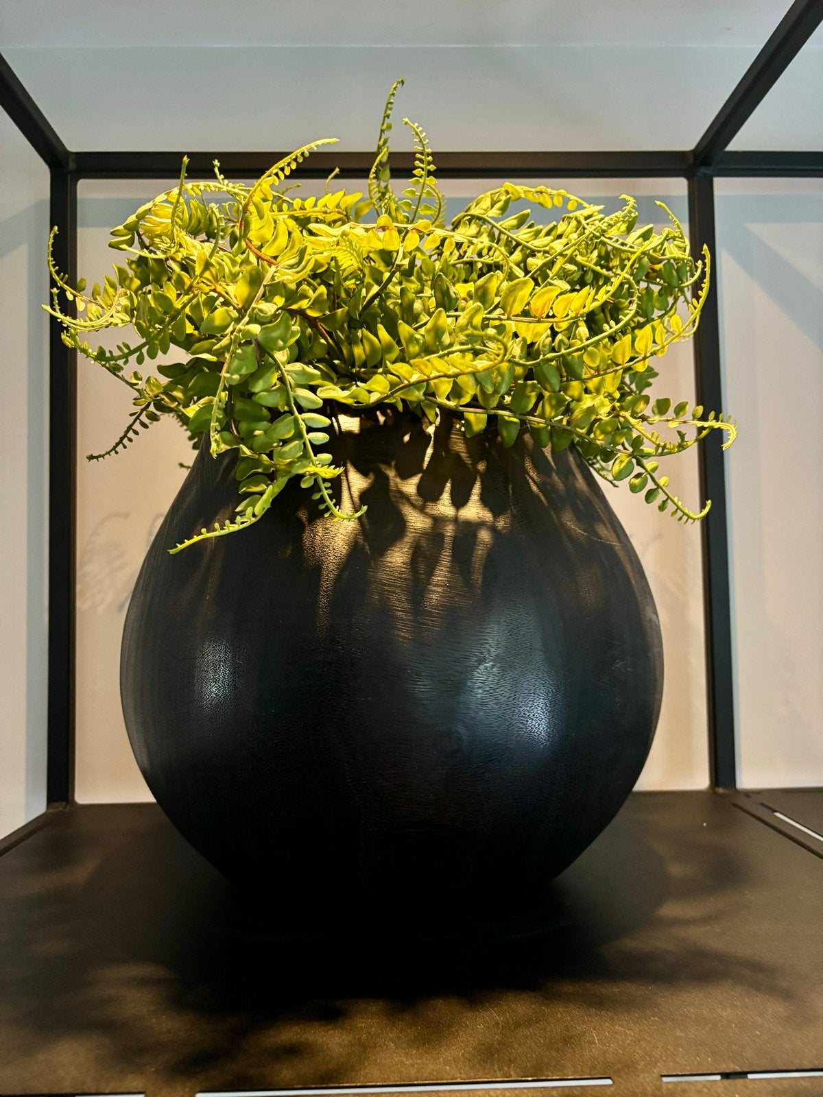 Grote Zwarte Houten Vaas met Kunstplant 2 stuks bieden €250, Ophalen, Gebruikt, Zwart, Inclusief decoratie