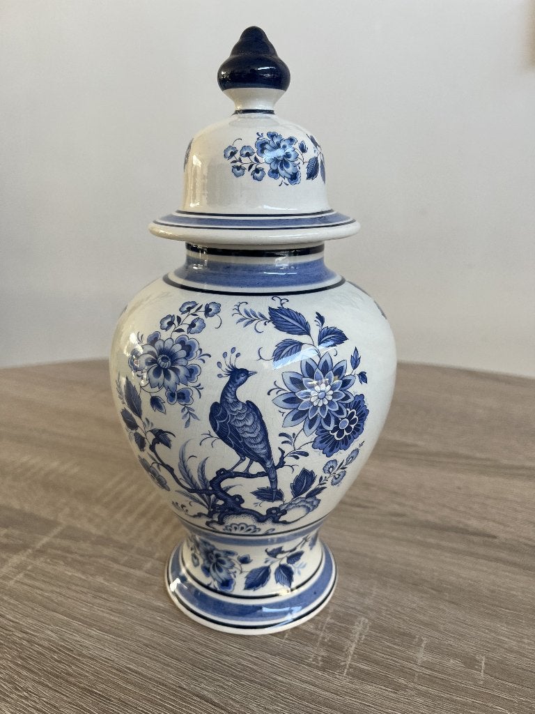 Delfts Blauwe deksel vaas met bloemen en vogel motief., Gebruikt, Blauw, 25 cm, Steen/keramiek
