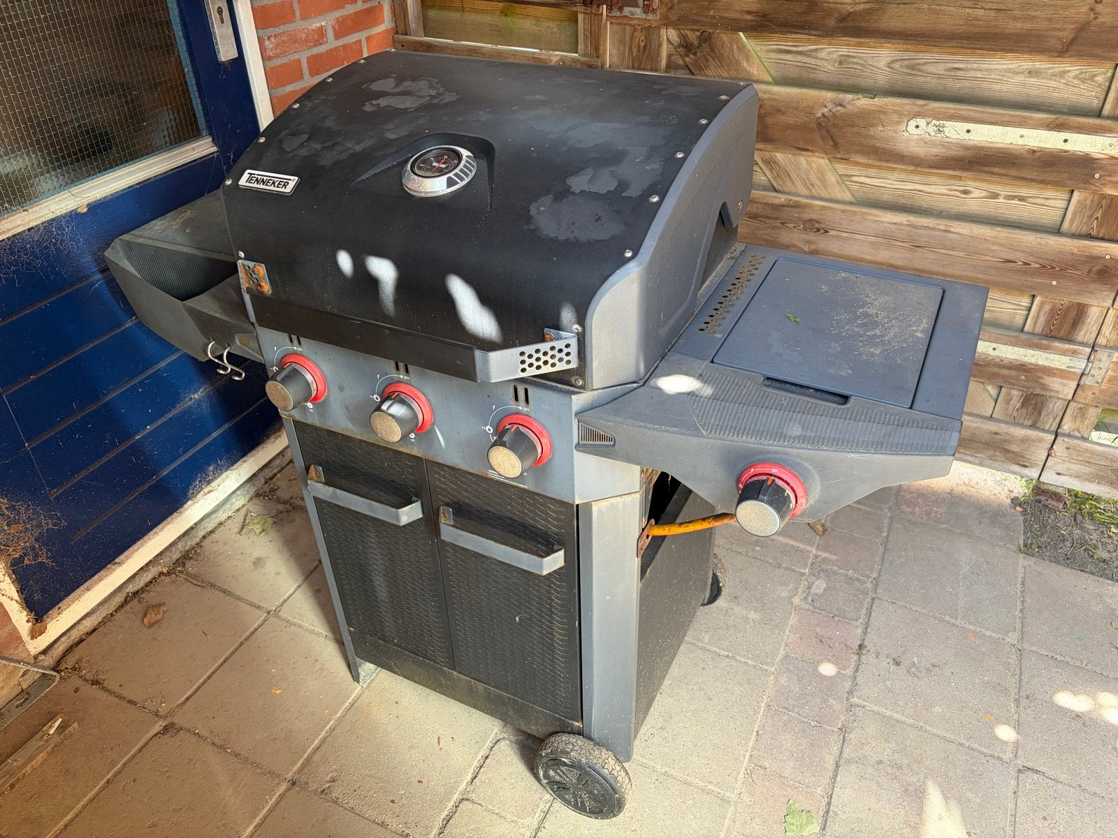 Tenneker Gasbarbecue met 3 branders en zijbrander, Ophalen, Gebruikt