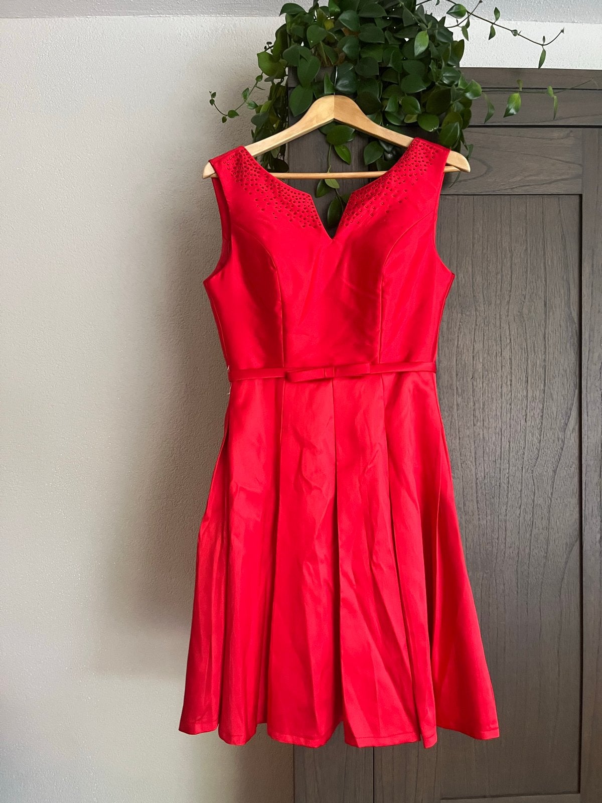 Nieuwe Rode Jurk met Strass en Veterdetail, Nieuw, Ophalen of Verzenden, Maat 36 (S), Boven de knie