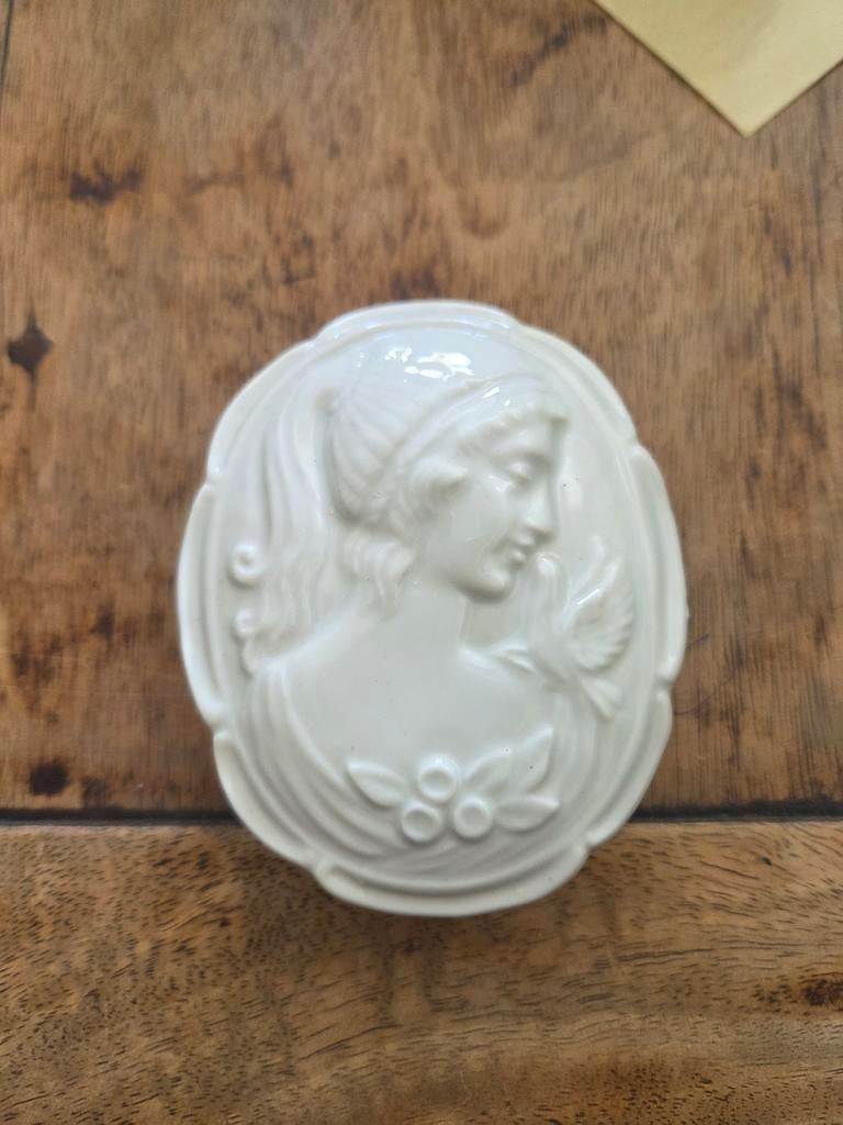 Wit porseleinen doosje met reliëf van vrouw, Ophalen of Verzenden