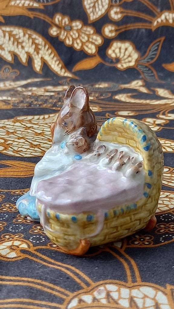 Mooi vintage Beatrix Potter beeldje Hunca Munca van Beswick., Ophalen of Verzenden