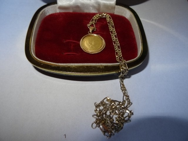 Te koop een gouden vijfje Wilhelmina 1912 met hanger ., Antiek en Kunst, Curiosa en Brocante, Ophalen