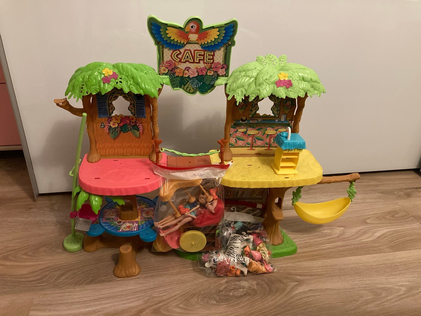 Complete set Enchantimals boomhut met poppen en dieren, Ophalen of Verzenden, Gebruikt, Overige typen
