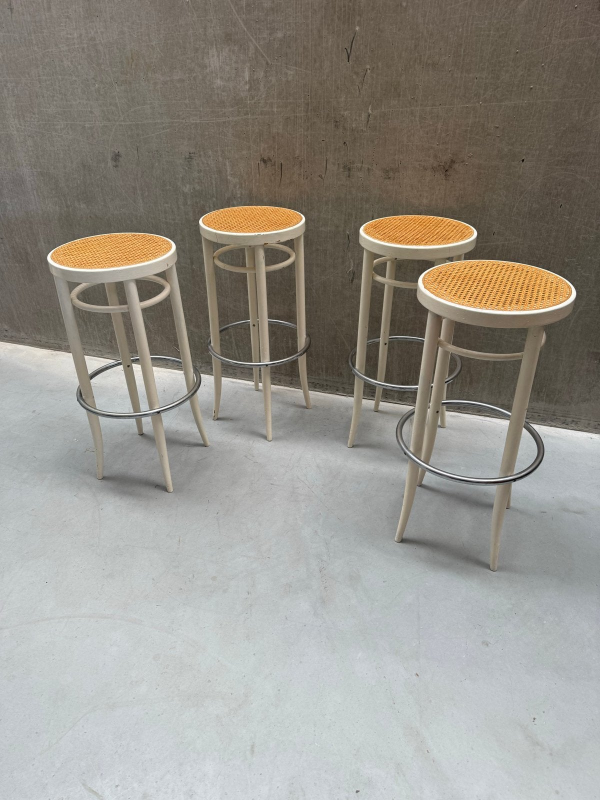 Set van 4 Thonet Barkrukken, Rotan Zitting Jaren '70, Gebruikt, Met voetsteun, Ophalen of Verzenden, 4 krukken