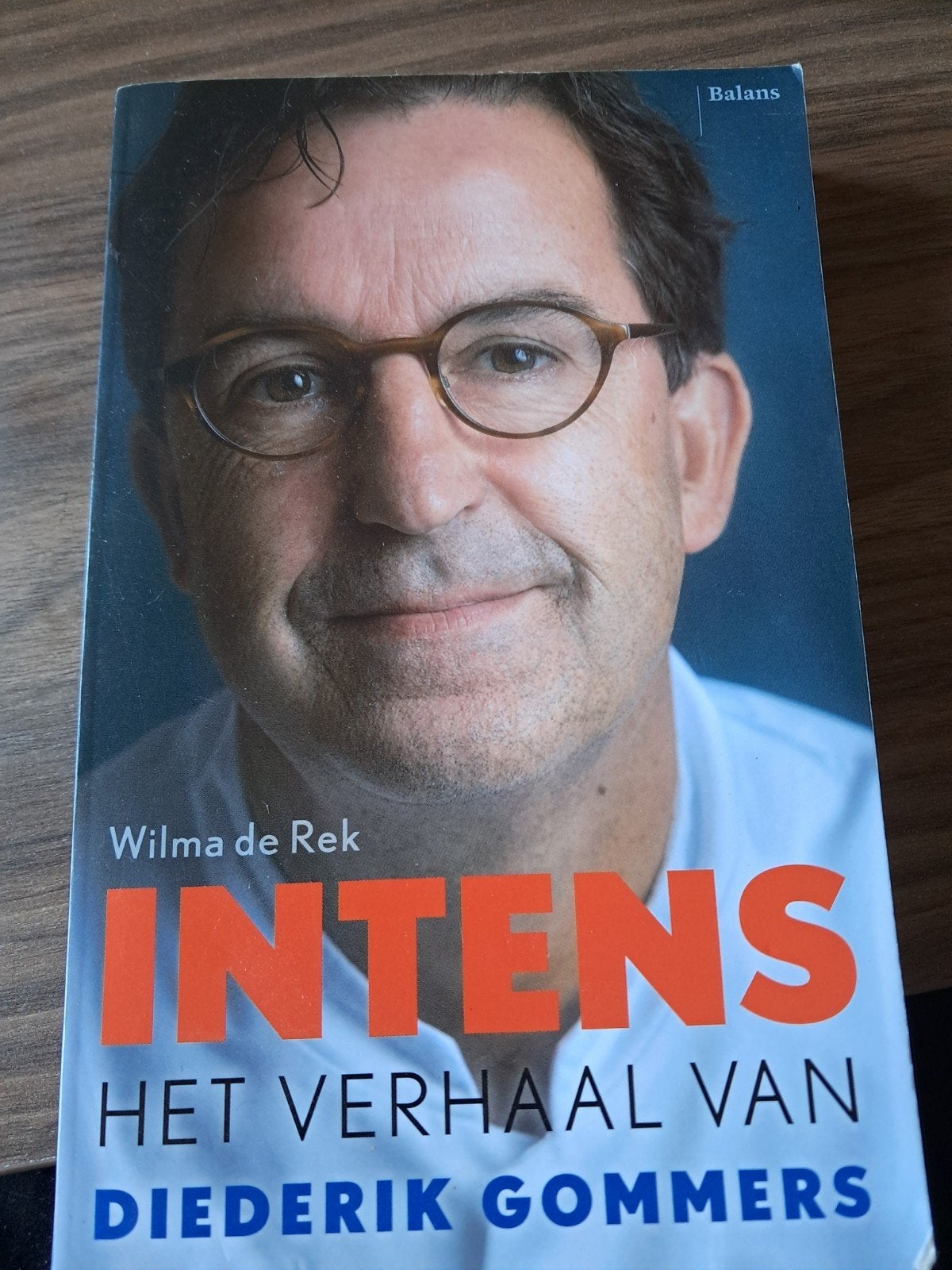 boek: INTENS: Het verhaal van Diederik Gommers, Ophalen of Verzenden, Zo goed als nieuw, Wilma de Rek, Overige