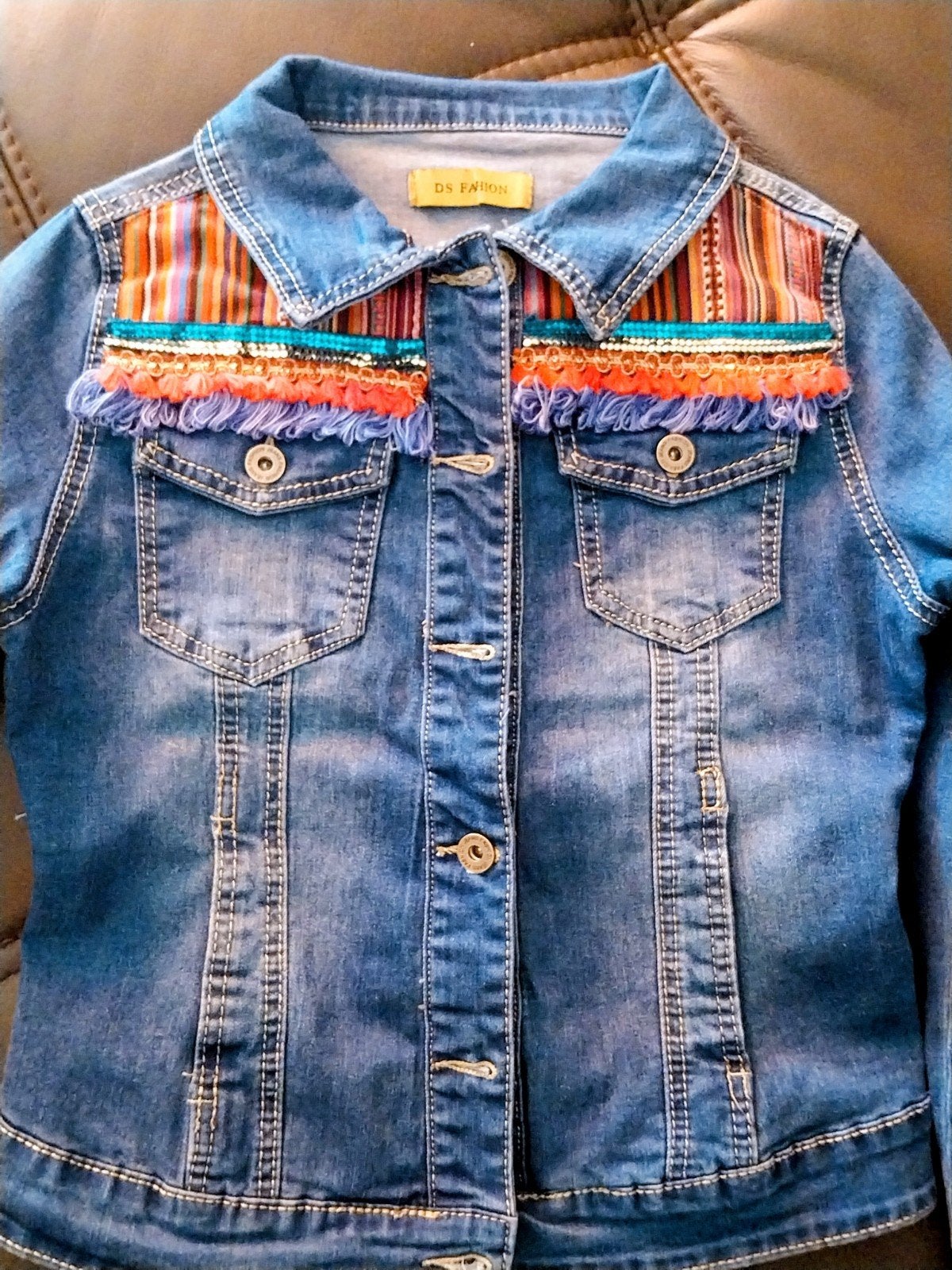 Stoer spijkerjasje met kleurrijke details - maat 12/15 jaar, Meisje, DS Fashion, Ophalen of Verzenden, Zo goed als nieuw