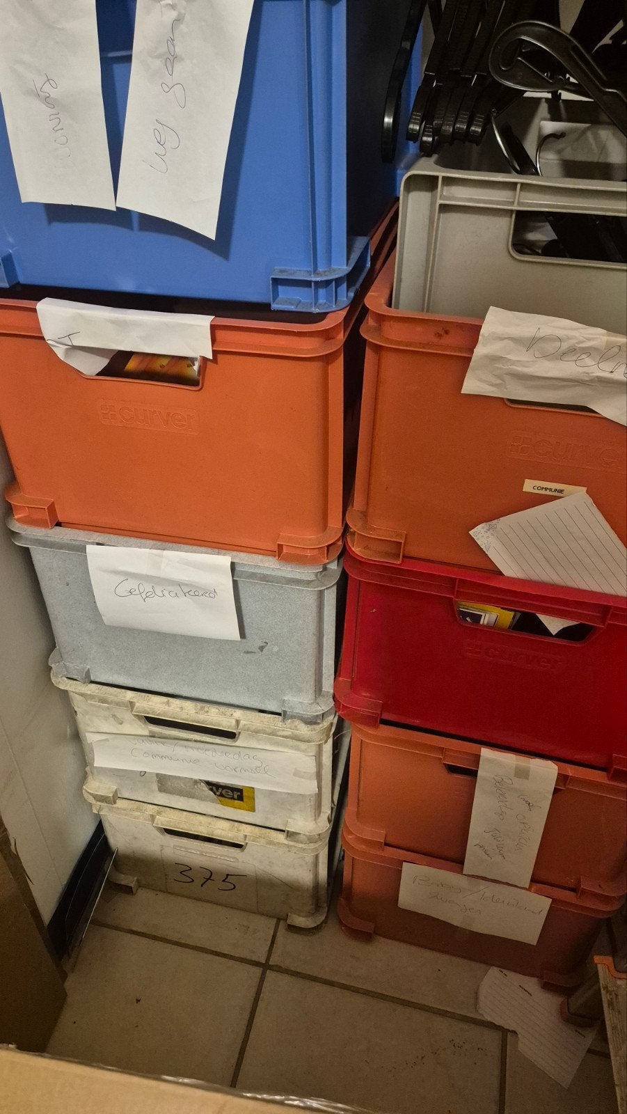 Partij kaarten in diverse Curver boxen, Ophalen, Gebruikt
