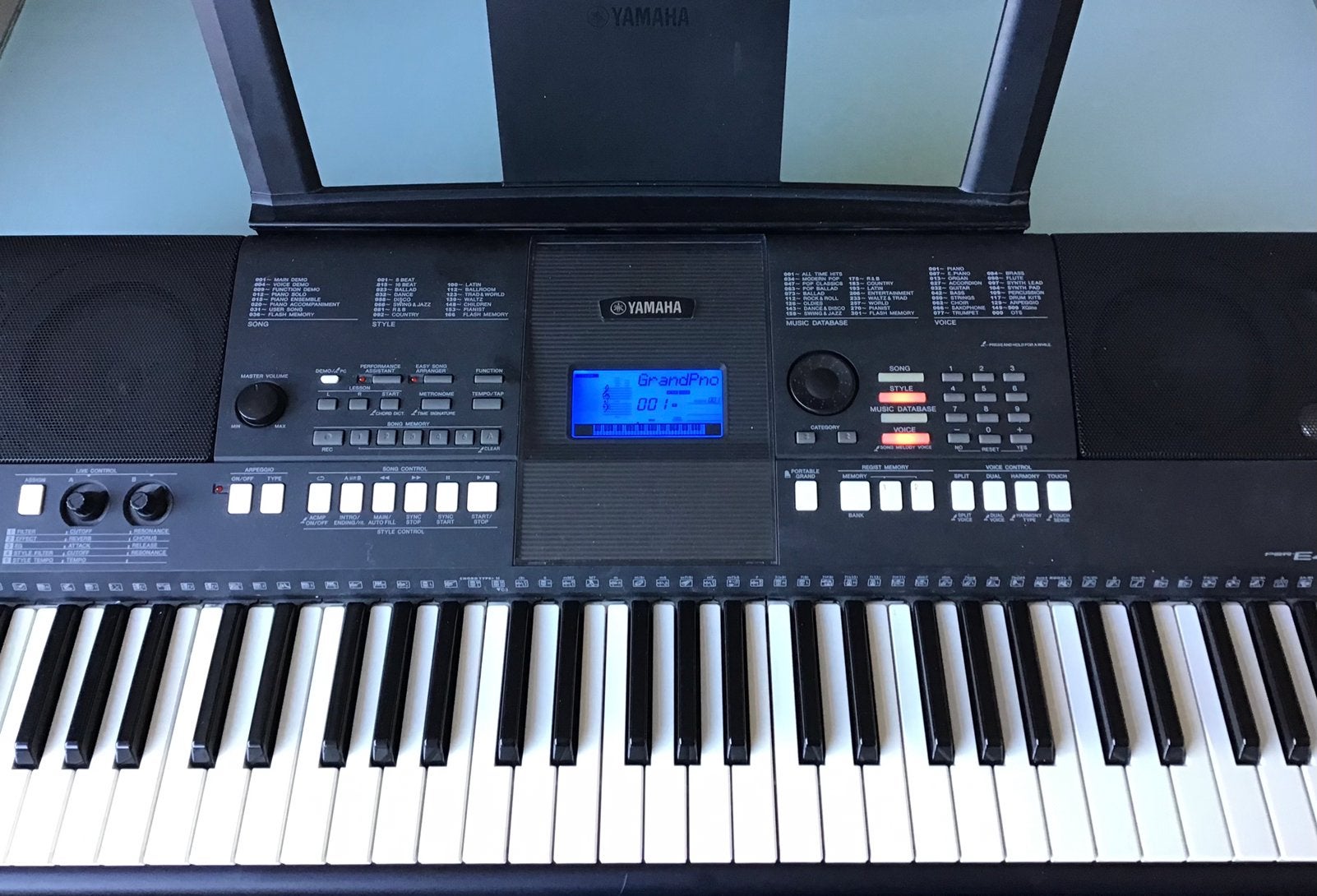 Yamaha PSR-E423 keyboard met een YAMAHA stabiele standaard., Ophalen, 61 toetsen, Yamaha, Zo goed als nieuw