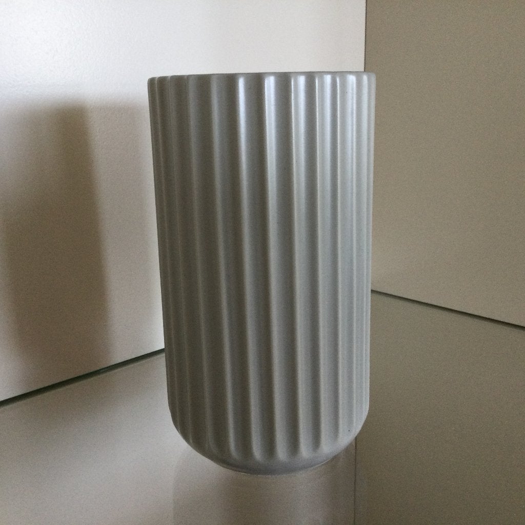 Vintage Lyngby vaas, grijs porselein 15 cm Deens designicoon, Verzamelen, Retro, Huis en Inrichting, Ophalen of Verzenden
