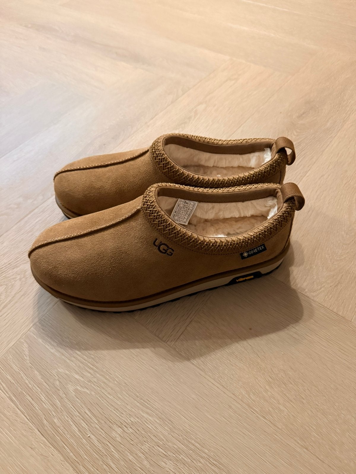 UGG Tasman GTX Instapper Suède Camel – Maat 45 – Nieuw, UGG, Bruin, Nieuw, Ophalen of Verzenden