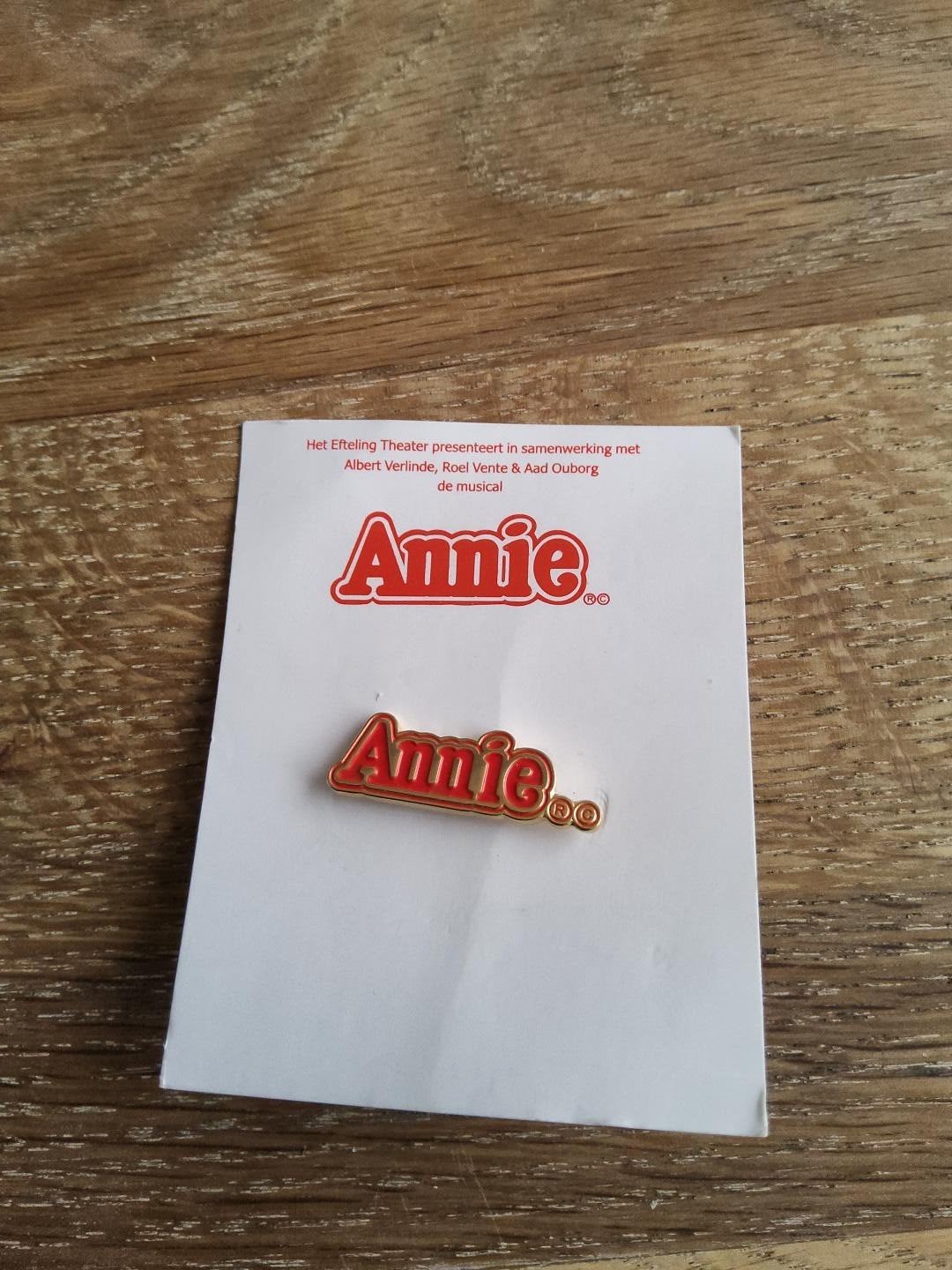 Efteling Annie musical pin • origineel kaartje, Ophalen of Verzenden, Zo goed als nieuw, Button of Speldje