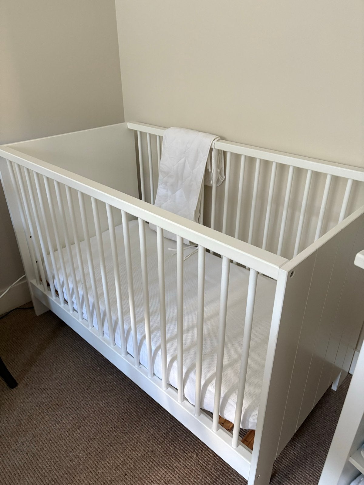Complete babykamer: Ledikant en commode - Zo goed als nieuw, Ophalen, 70 tot 85 cm, Zo goed als nieuw, Lattenbodem