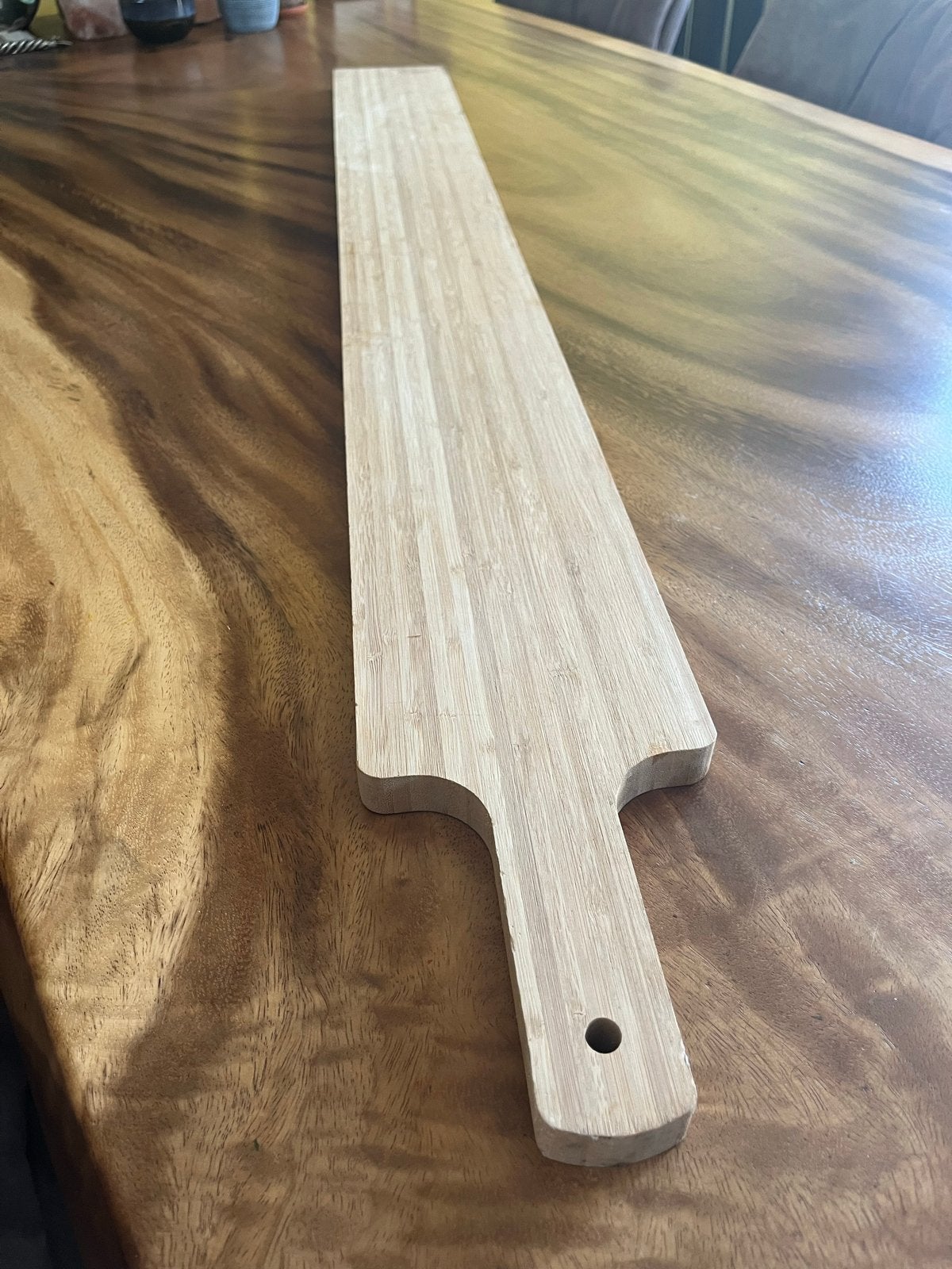 Lange houten hapjesplank - Ideaal voor borrels en feestjes, Huis en Inrichting, Ophalen, Hout, Snij-/serveerplank, Zo goed als nieuw