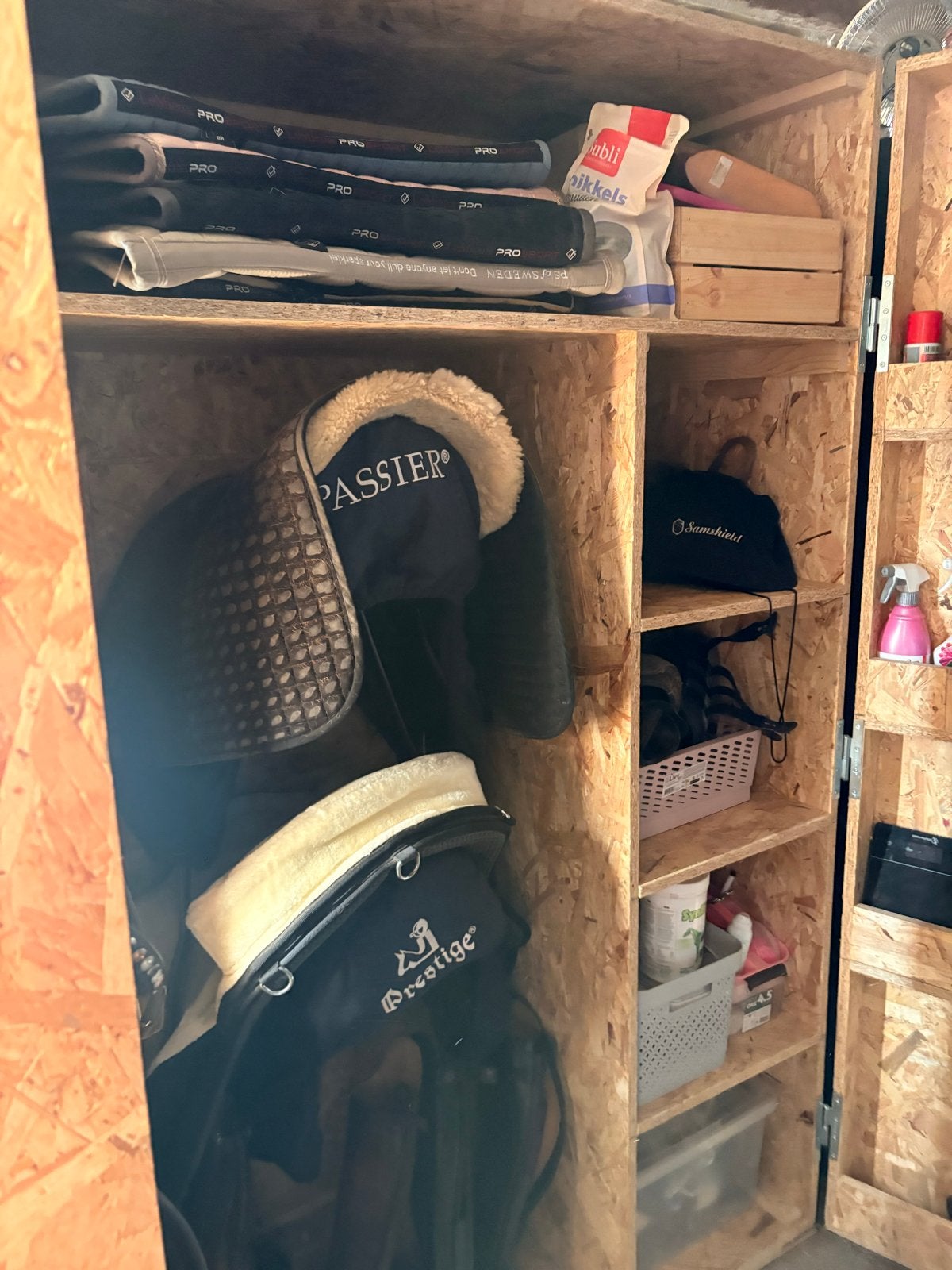 Zadelkast groot 120 breed, 2 meter hoog 60 cm diep, Dieren en Toebehoren, Ophalen, Zo goed als nieuw