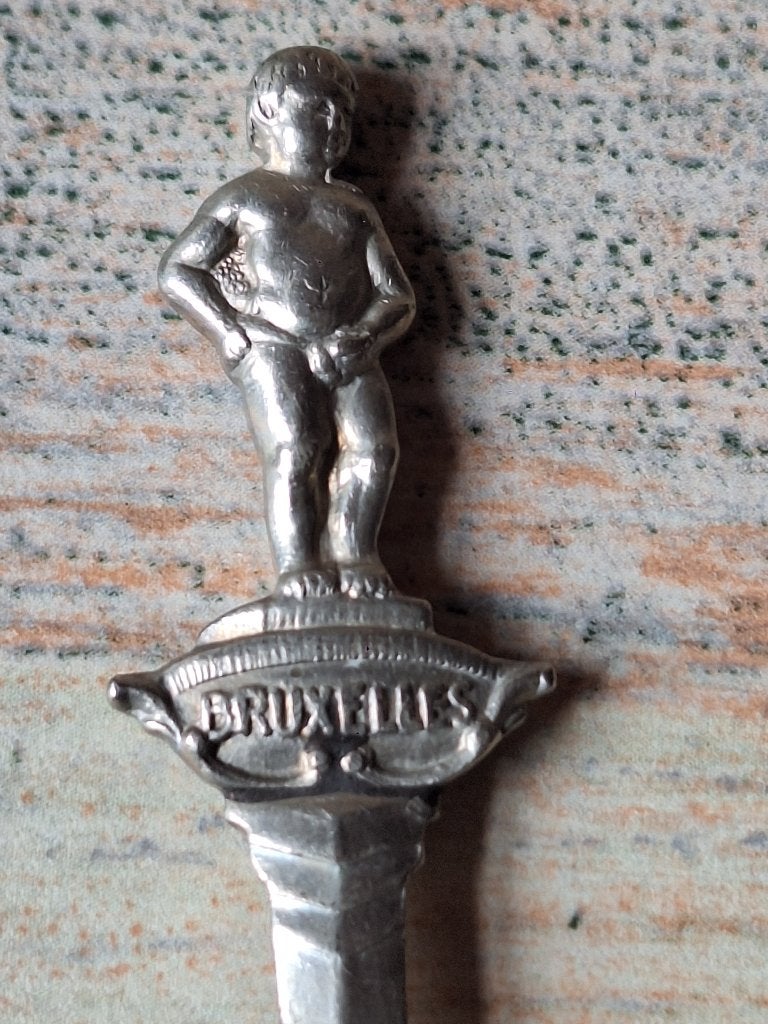 Theelepel Manneken Pis Brussel, Ophalen