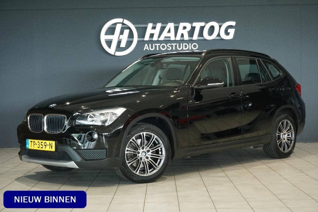 BMW X1 sDrive18i 150PK + AFN. TREKHAAK / STOELVERWARMING, Euro 6, 4 cilinders, 150 pk, Zwart