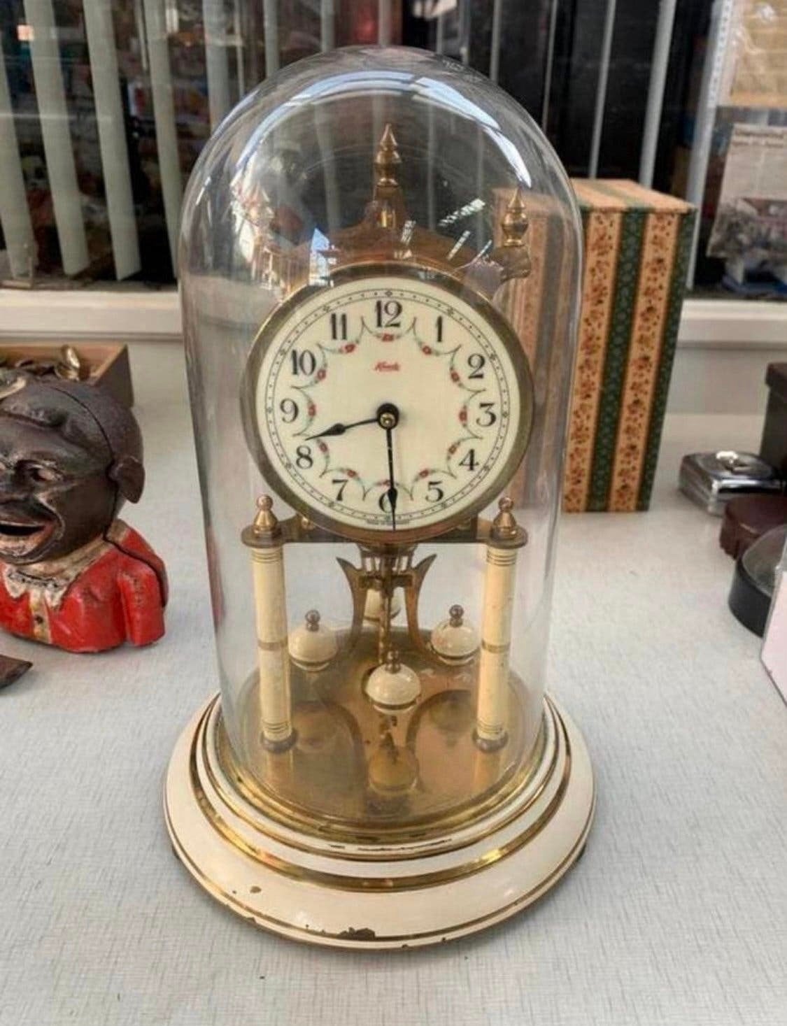 Klok mooie oude stolp klok pendule glazen stolp klok, Ophalen of Verzenden