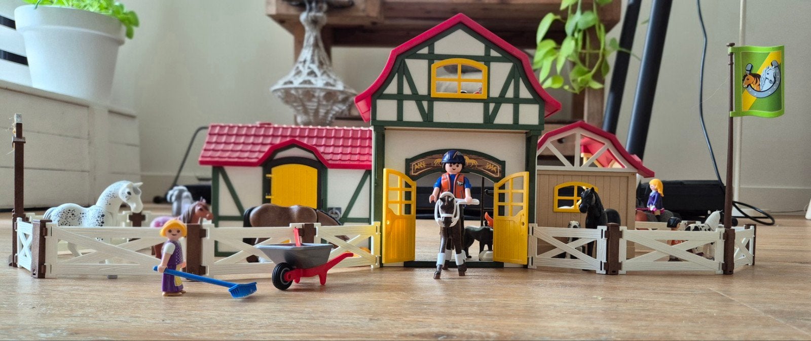 Grote Playmobil paardenmanege met trailer, auto en poetsplaa, Ophalen, Gebouw, Complete set, Zo goed als nieuw