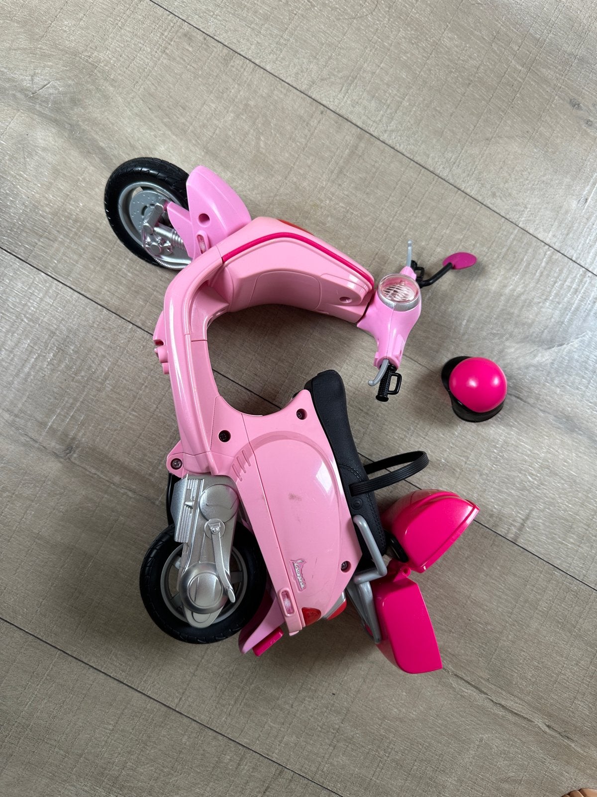 Barbie scooter met helm - Roze speelgoed scooter, Ophalen of Verzenden, Gebruikt, Meisje