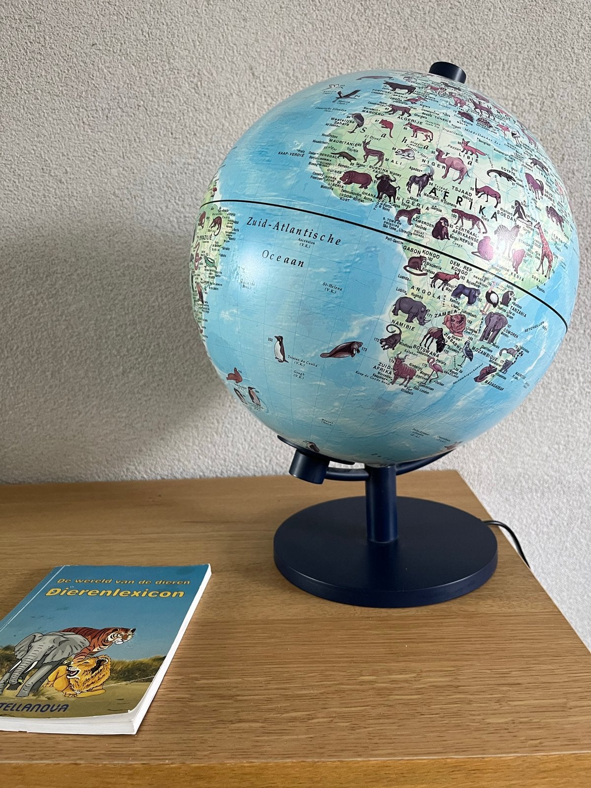 Verlichte Wereldbol met Dieren - Educatief en Decoratief, Ophalen, Kunststof, Draaibaar, Zo goed als nieuw