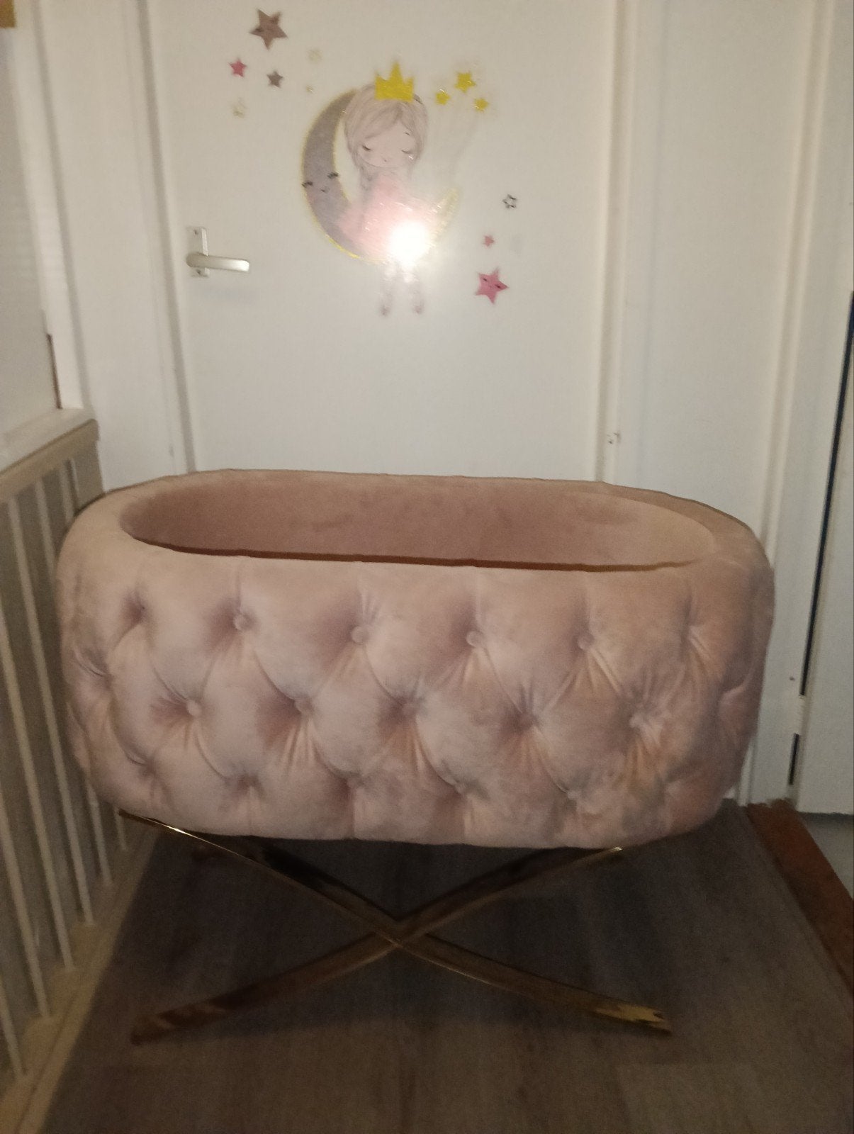 Roze fluwelen wieg met gouden onderstel, Ophalen, Zo goed als nieuw, Wieg