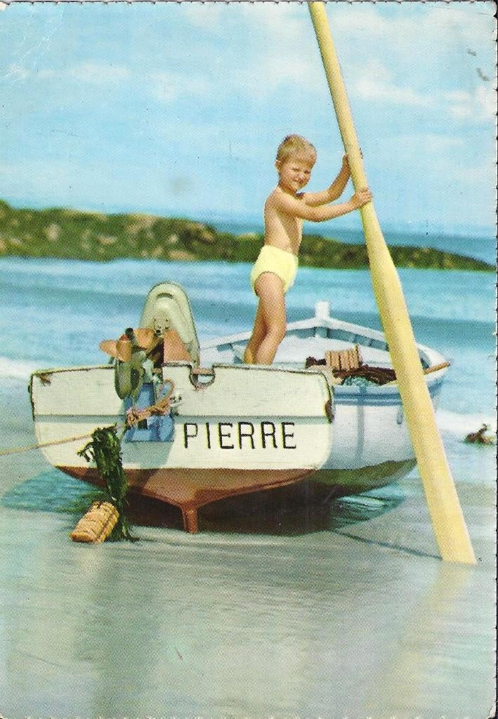 C414 Ongelopen oude ansichtkaart jongetje op bootje pierre, Ophalen of Verzenden, 1980 tot heden, Gelopen