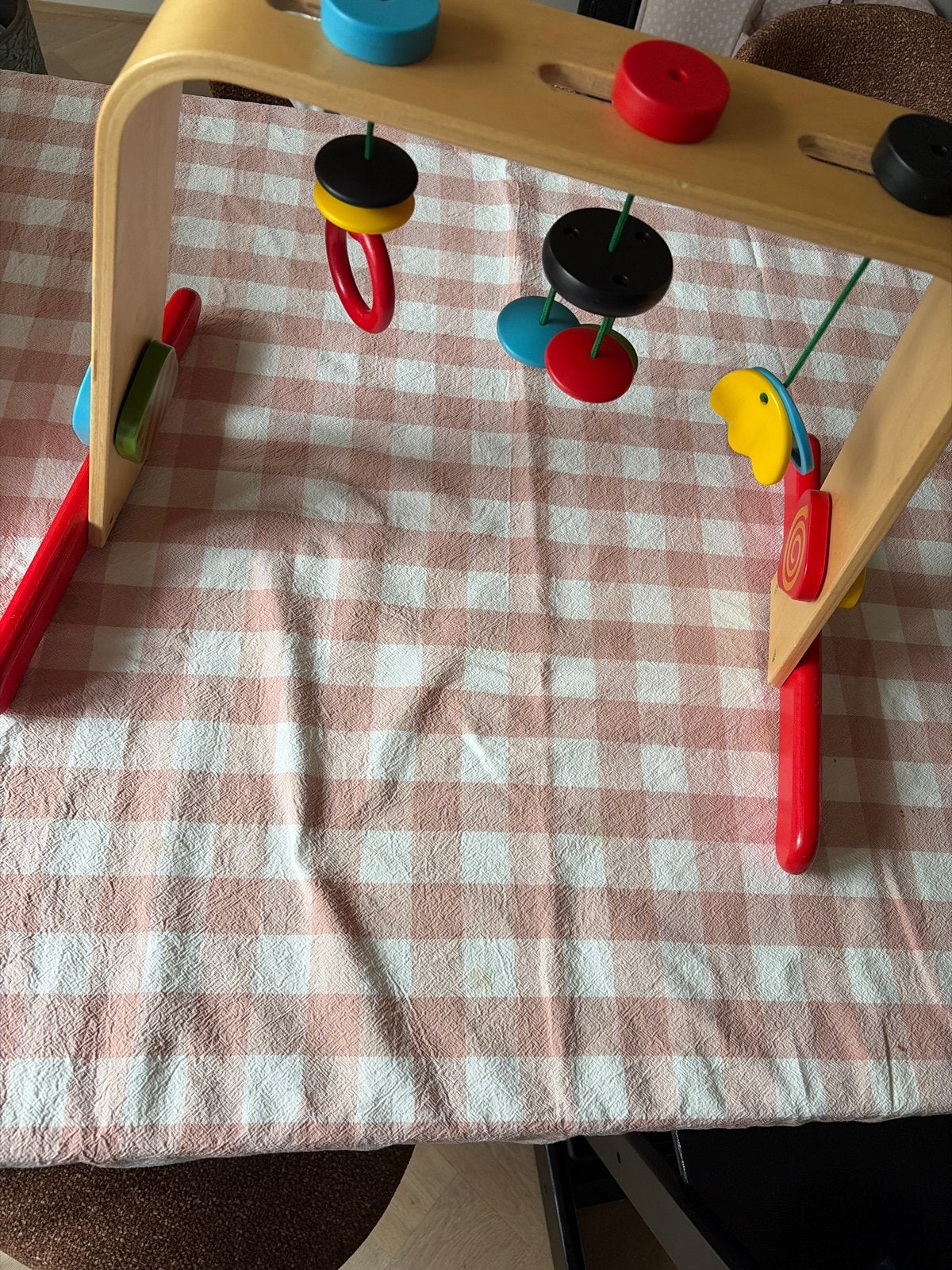 IKEA Speelrekje Baby - Houten Babygym met Kleurrijk Speelgoe, Kinderen en Baby's, Speelgoed | Babyspeelgoed, Ophalen, Gebruikt