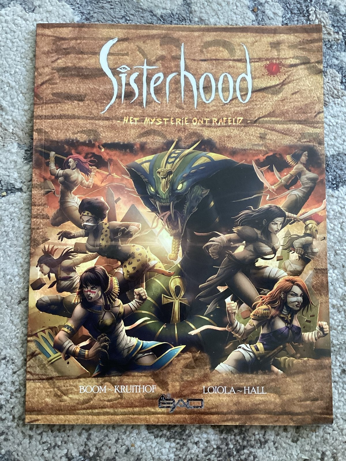 Sisterhood: Het Mysterie Ontrafeld - Stripboek, Boeken, Eén stripboek, Ophalen of Verzenden, Zo goed als nieuw